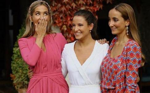 María Pombo (i) junto a sus hermanas, Marta (c) y Lucía (d).