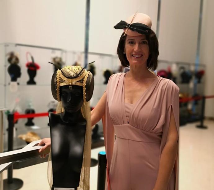 María Urroz posa en París, junto al sombrero 'The golden bee', confeccionado tras incontables horas de trabajo.