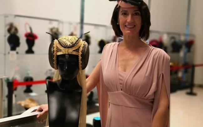 María Urroz posa en París, junto al sombrero 'The golden bee', confeccionado tras incontables horas de trabajo. María Urroz posa en París, junto al sombrero 'The golden bee', confeccionado tras incontables horas de trabajo.