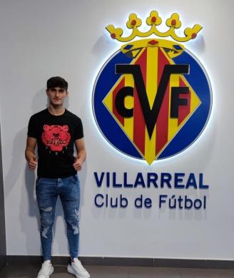Mariano Beunza, junto al escudo del Villarreal.