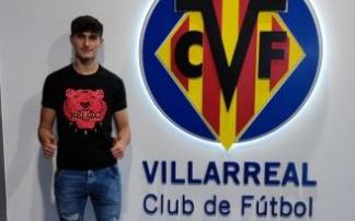 Mariano Beunza, junto al escudo del Villarreal.