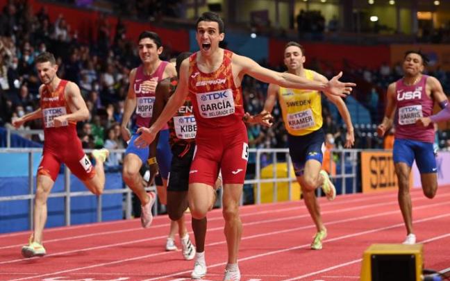 Mariano García llega primero a la meta. Mariano García llega primero a la meta.