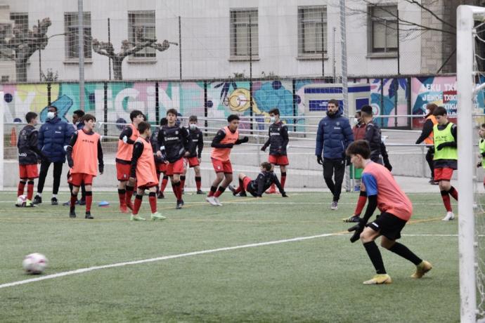 Partido de fútbol escolar en Marianistas.