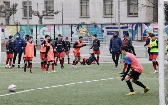 Partido de fútbol escolar en Marianistas.