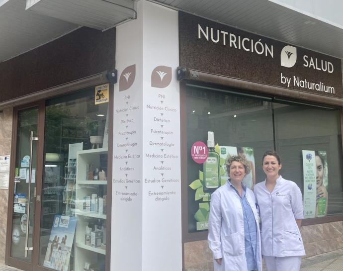 Margarita Cervantes (izda) y su hermana Lorena junto al centro Naturalium Nutrición y Salud que fundaron en Peralta en 2011.