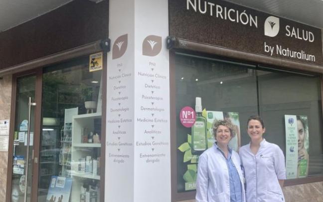 Margarita Cervantes (izda) y su hermana Lorena junto al centro Naturalium Nutrición y Salud que fundaron en Peralta en 2011. Margarita Cervantes (izda) y su hermana Lorena junto al centro Naturalium Nutrición y Salud que fundaron en Peralta en 2011.