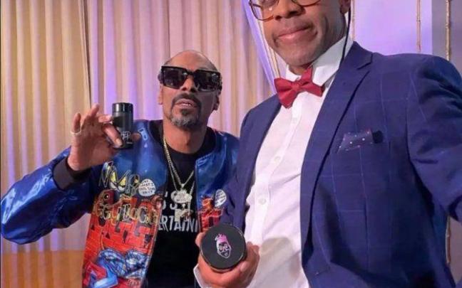 Jaleel White, vestido de Steve Urkel junto al rapero Snoop Dogg promocionando su marihuana. Jaleel White, vestido de Steve Urkel junto al rapero Snoop Dogg promocionando su marihuana.