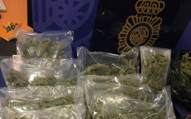 Roban a la Guardia Civil decenas de kilos de droga incautada en Madrid. Roban a la Guardia Civil decenas de kilos de droga incautada en Madrid.
