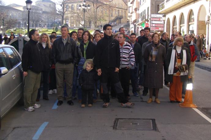 Hombres y mujeres de todas las edades participan en los Marijesiak de Gernika hoy en día