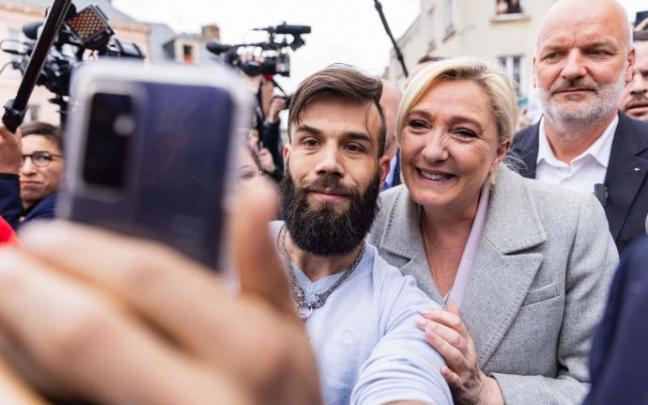 Le Pen posa para una foto con un seguidor durante una visita a Saint-Pierre-en-Auge. Le Pen posa para una foto con un seguidor durante una visita a Saint-Pierre-en-Auge.