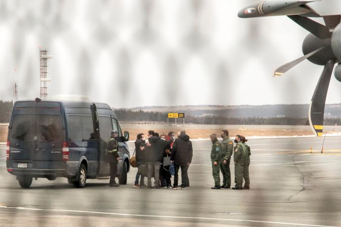 Los supervivientes del Villa de Pitanxo a su llegada al aeropuerto de Terranova.