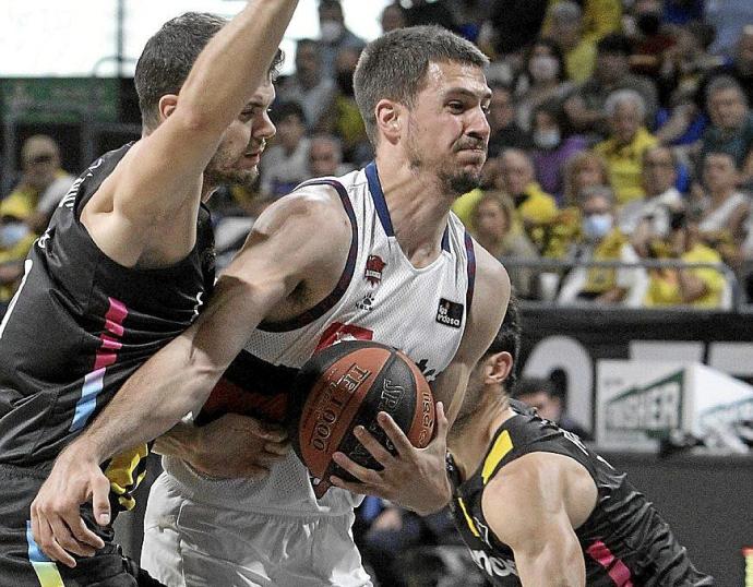 Marinkovic trata de penetrar a canasta ante el acoso de dos jugadores del Lenovo Tenerife. Foto: Área 11
