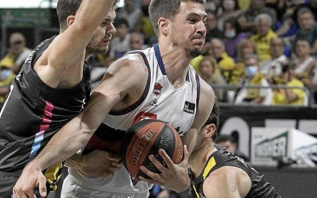 Marinkovic trata de penetrar a canasta ante el acoso de dos jugadores del Lenovo Tenerife. Foto: Área 11