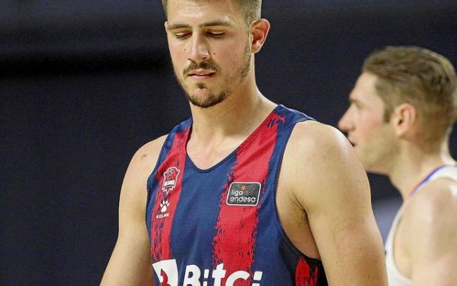 Marinkovic, cabizbajo durante el partido de ayer. Foto: Europa Press Marinkovic, cabizbajo durante el partido de ayer. Foto: Europa Press