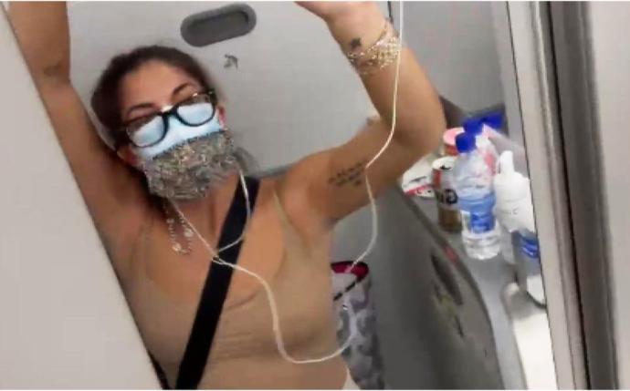 Marisa Fotieo, en el baño del avión de la compañía Icelandair el pasado 20 de diciembre.