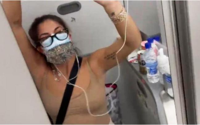 Marisa Fotieo, en el baño del avión de la compañía Icelandair el pasado 20 de diciembre.