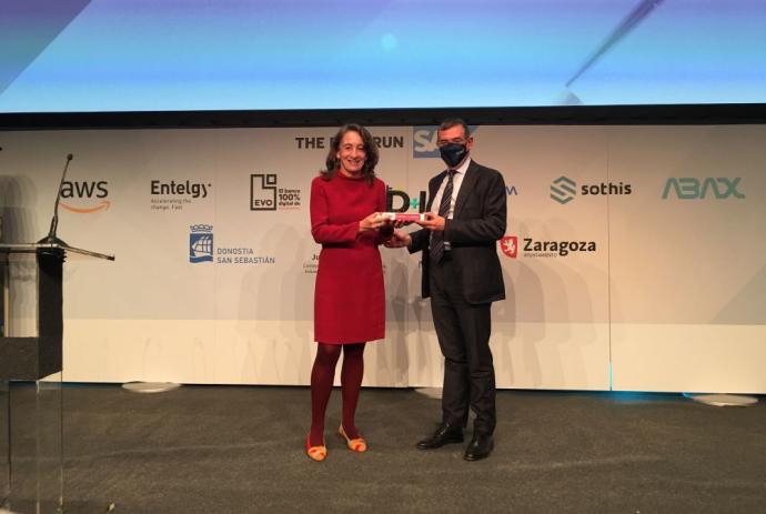 La concejala de Impulso Económico, Marisol Garmendia, recibe el premio en Madrid.