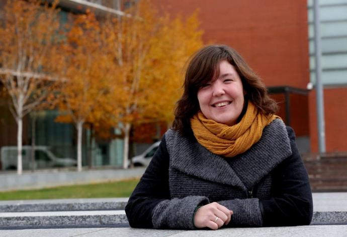 La presidenta de la Federación Navarra de Rugby, Maritxu Urtasun, frente a su lugar de trabajo.