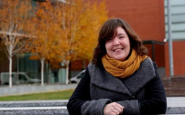 La presidenta de la Federación Navarra de Rugby, Maritxu Urtasun, frente a su lugar de trabajo.