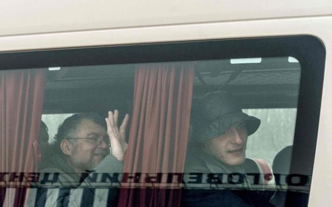 Varias personas a bordo de un autobús evacuando Mariúpol Varias personas a bordo de un autobús evacuando Mariúpol