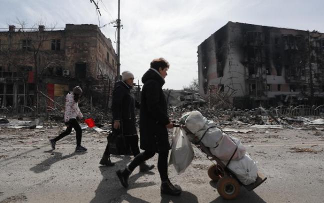 Varias personas transitan por una calle de Mariúpol.