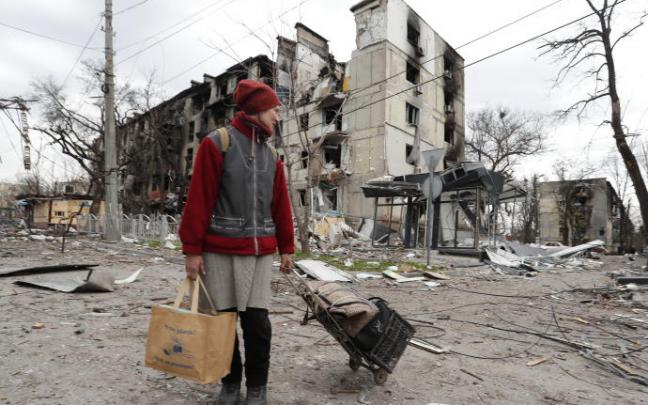 Una civil intenta abandonar Mariúpol por uno de los corredores humanitarios habilitados Una civil intenta abandonar Mariúpol por uno de los corredores humanitarios habilitados