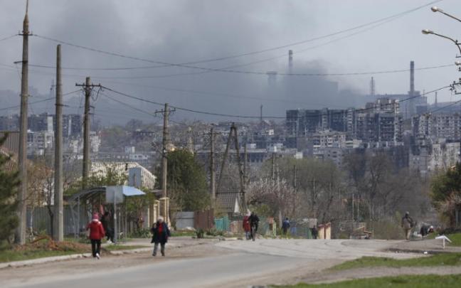 La ciudad de Mariúpol con la planta de Azovstal al fondo de la imagen La ciudad de Mariúpol con la planta de Azovstal al fondo de la imagen