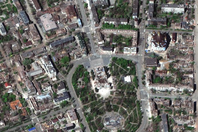 Vista aérea del centro de la devastada ciudad de Mariupol