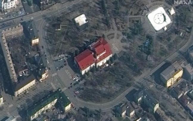 Imagen satélite del teatro de Mariúpol antes de ser atacado
