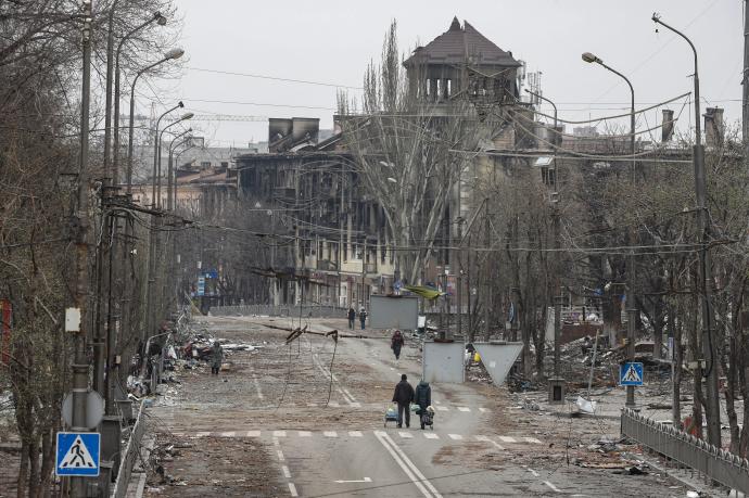 Principal avenida de Mariúpol tras el asedio ruso