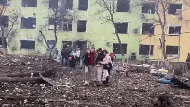 Varias mujeres salen de la maternidad atacada en Mariupol.
