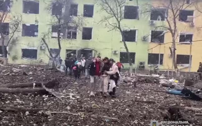 Varias mujeres salen de la maternidad atacada en Mariupol.