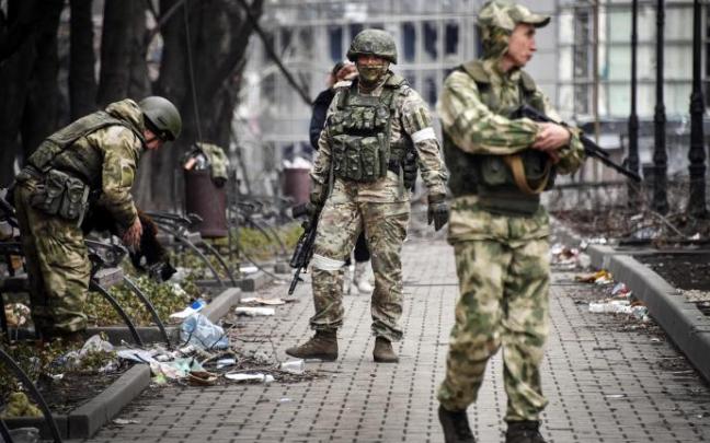 Soldados rusos en la ciudad de Mariúpol.