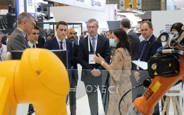 Markel Olano atiende las explicaciones en el expositor de DanobatGroup. Markel Olano atiende las explicaciones en el expositor de DanobatGroup.