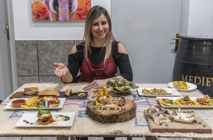 Liliana Quintero, responsable del bar Mar, junto a sus dos propuestas del mundo (Italia y Colombia) para el Festival Internacional del Pintxo.