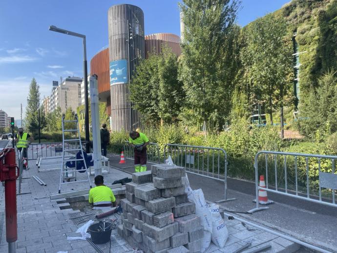 Instalación en la parada del Palacio Europa.