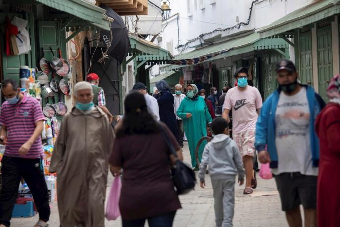 Persona con mascarilla en un calle de Rabat