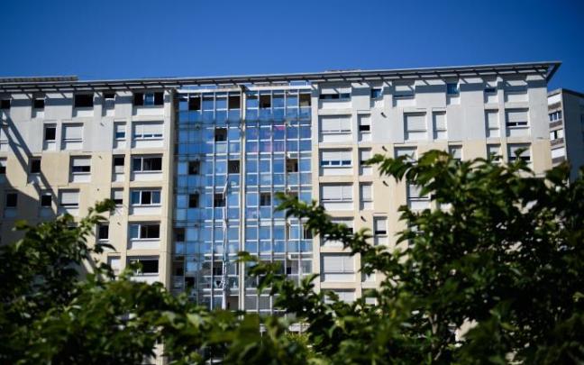 Sábanas atadas en el edificio donde se ha producido el incendio.