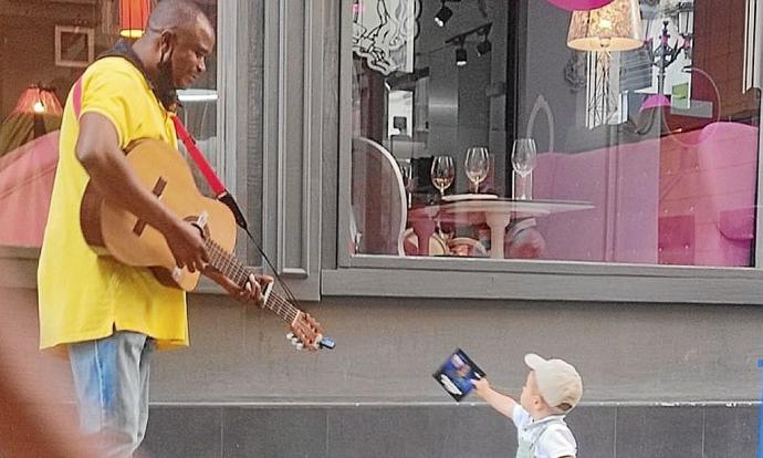 El artista Nosa Igbinomwanhia, de 45 años, durante una de sus actuaciones en Donostia. Fotos: N.G.
