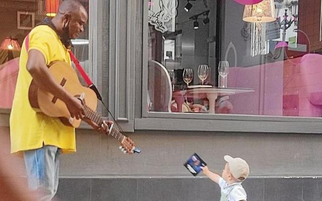 El artista Nosa Igbinomwanhia, de 45 años, durante una de sus actuaciones en Donostia. Fotos: N.G.