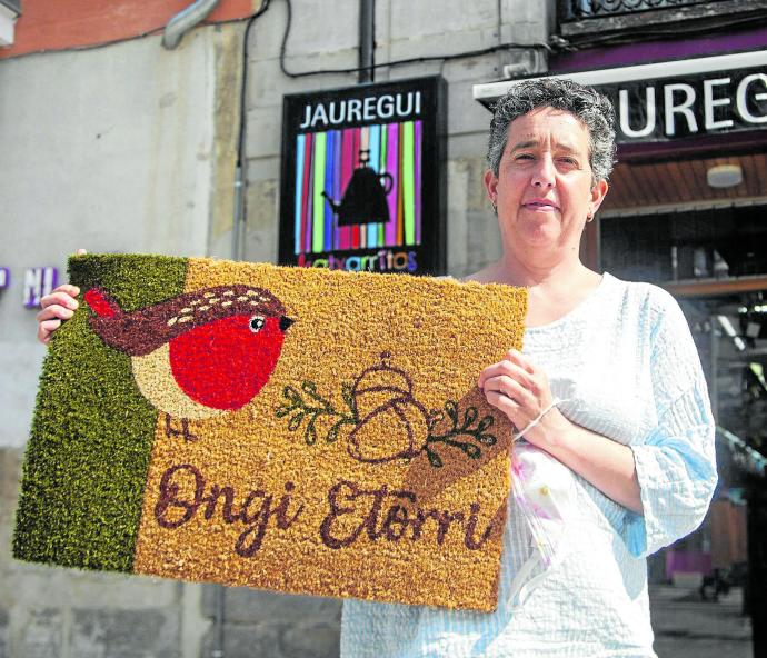 Marta Estíbaliz Fernández de Jáuregui posa en Katxarritos, su comercio de la calle San Francisco de Vitoria.