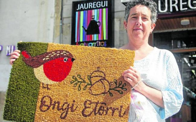 Marta Estíbaliz Fernández de Jáuregui posa en Katxarritos, su comercio de la calle San Francisco de Vitoria. Marta Estíbaliz Fernández de Jáuregui posa en Katxarritos, su comercio de la calle San Francisco de Vitoria.