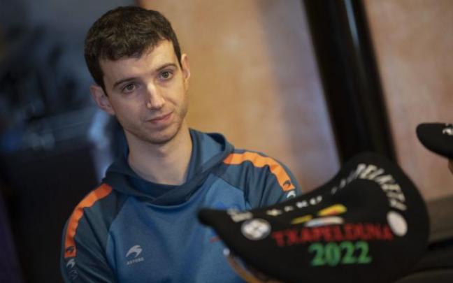 Julen Martija, con la txapela que le acredita como campeón del Parejas.