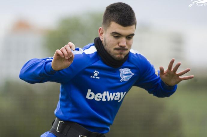 El lateral gasteiztarra cree que el derbi ante Osasuna es una "buena oportunidad" para sumar el primer triunfo de la temporada