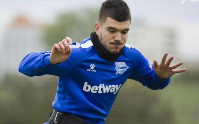 El lateral gasteiztarra cree que el derbi ante Osasuna es una "buena oportunidad" para sumar el primer triunfo de la temporada