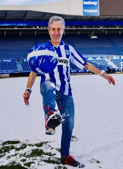 Martín Fiz con la camiseta del Alavés.