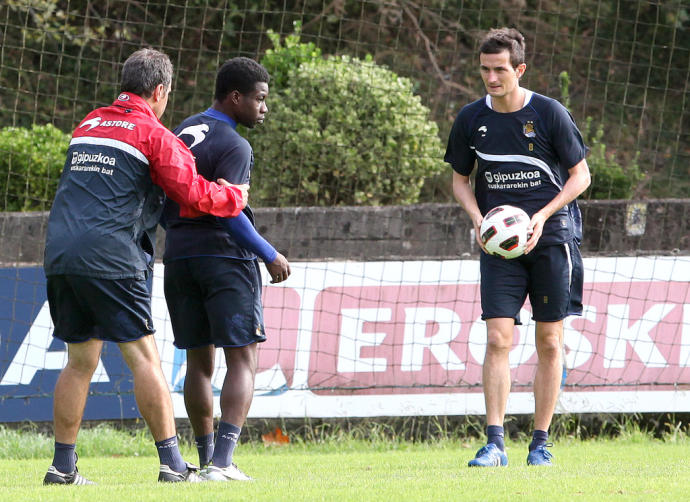 Lasarte, con Sarpong y Llorente, en un entrenamiento de la Real Sociedad