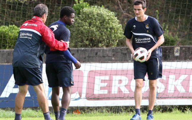 Lasarte, con Sarpong y Llorente, en un entrenamiento de la Real Sociedad
