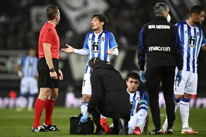 Martín Zubimendi se duele sobre el césped del campo del Sturm Graz.