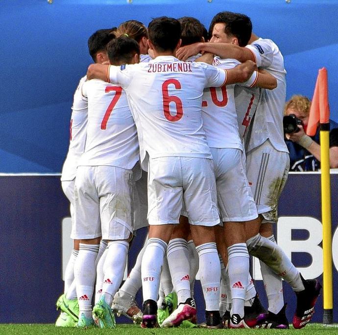 Zubimendi abraza a sus compañeros tras el segundo gol. Foto: Efe